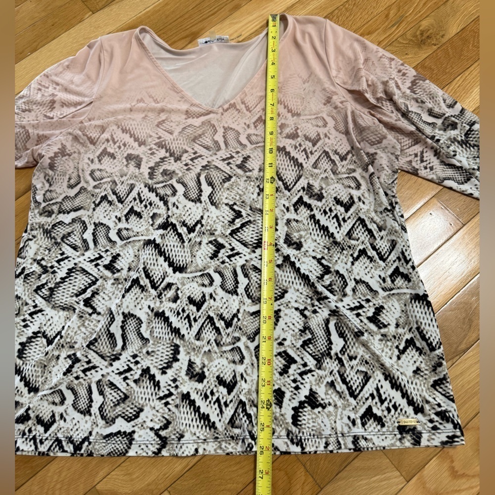 Calvin Klein Womens Top Plus Size 1X Snakeskin Stretch V-Neck 3/4 Petal Sleeves - Picture 4 of 11
